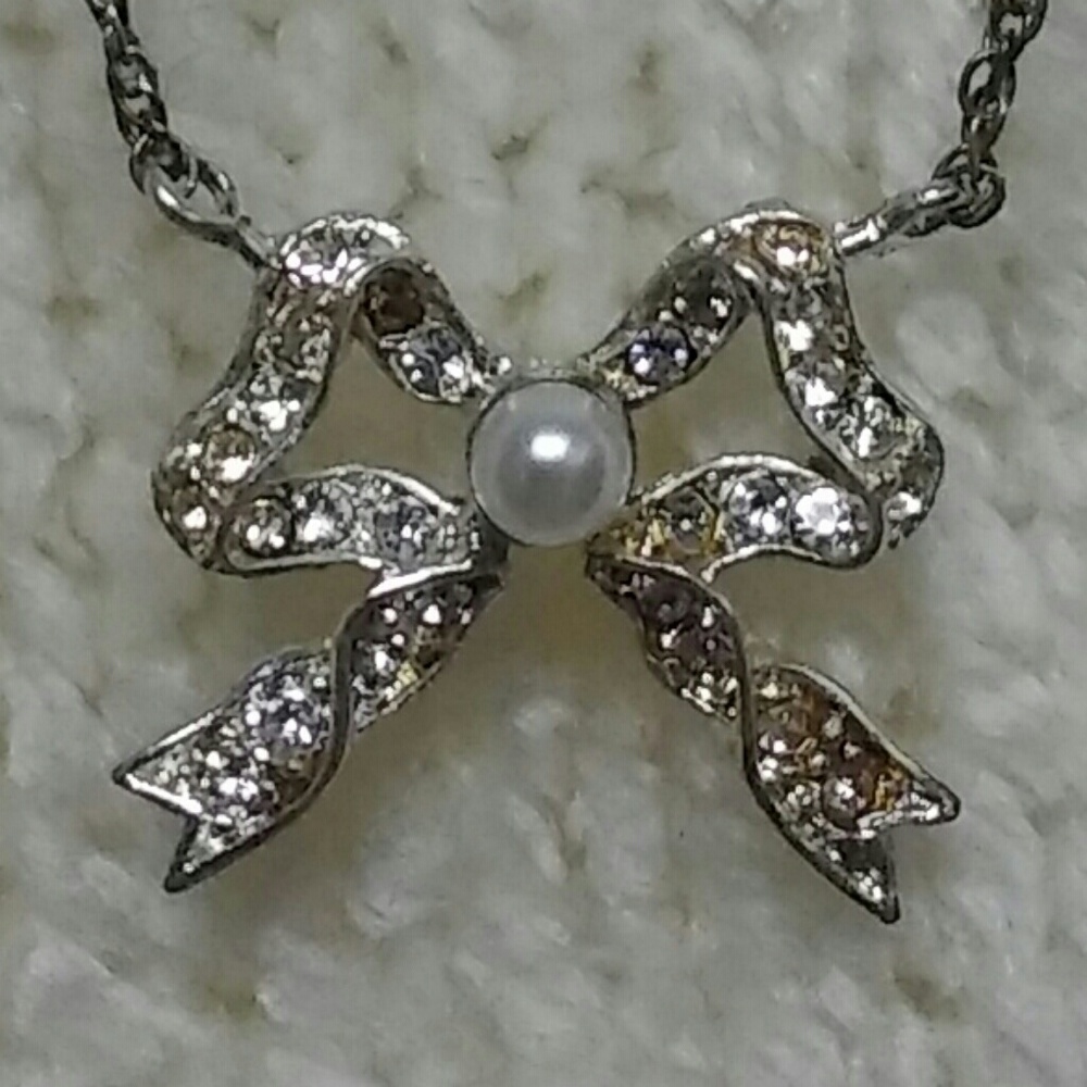 Avon Delicate Bow Necklace